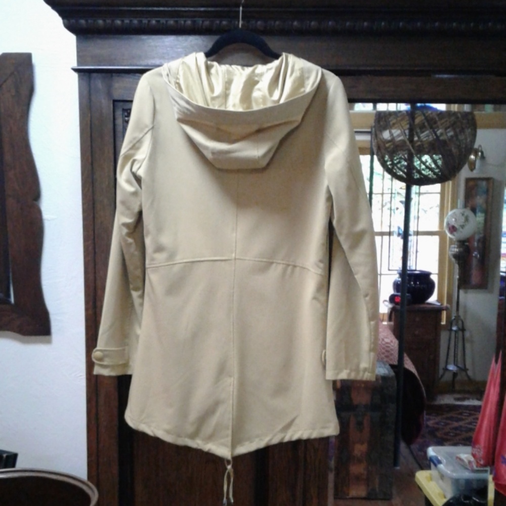 Beautiful coat - Picture 2 of 4